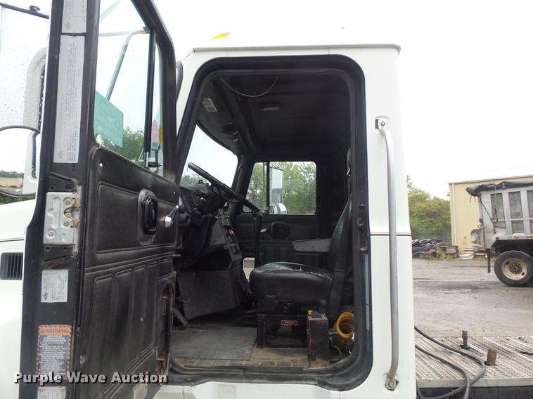 image for item DB6388 2000 Mack CH613 semi truck