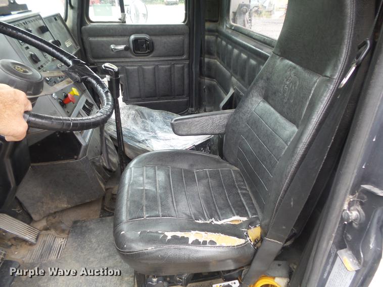 image for item DB6388 2000 Mack CH613 semi truck