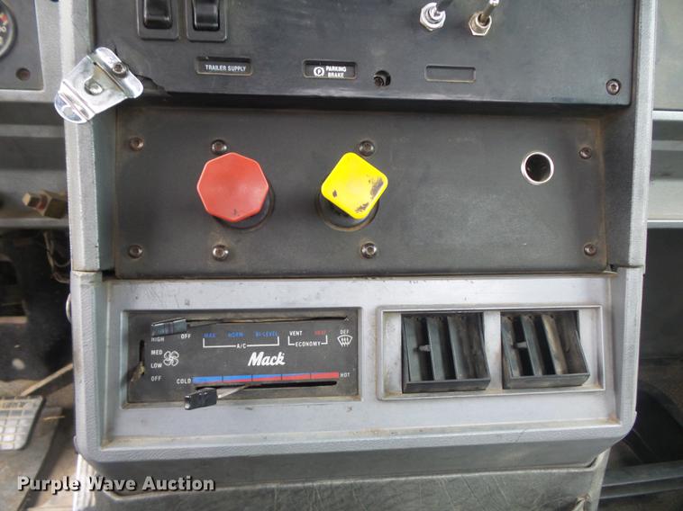 image for item DB6388 2000 Mack CH613 semi truck