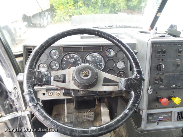 image for item DB6388 2000 Mack CH613 semi truck