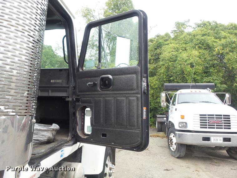 image for item DB6388 2000 Mack CH613 semi truck