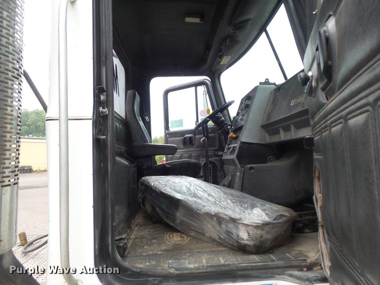 image for item DB6388 2000 Mack CH613 semi truck