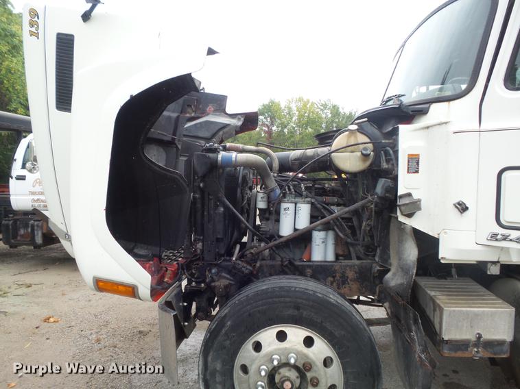 image for item DB6388 2000 Mack CH613 semi truck