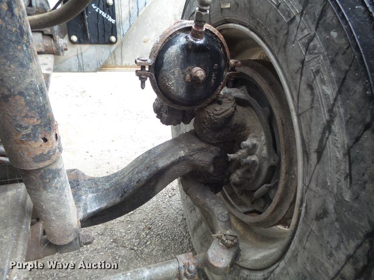 image for item DB6388 2000 Mack CH613 semi truck