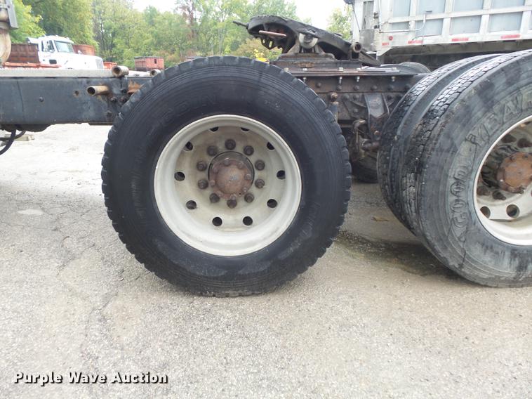 image for item DB6388 2000 Mack CH613 semi truck