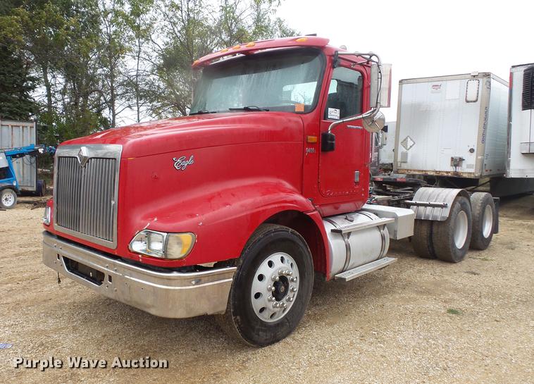 image for item DB8103 2006 International 9400i semi truck