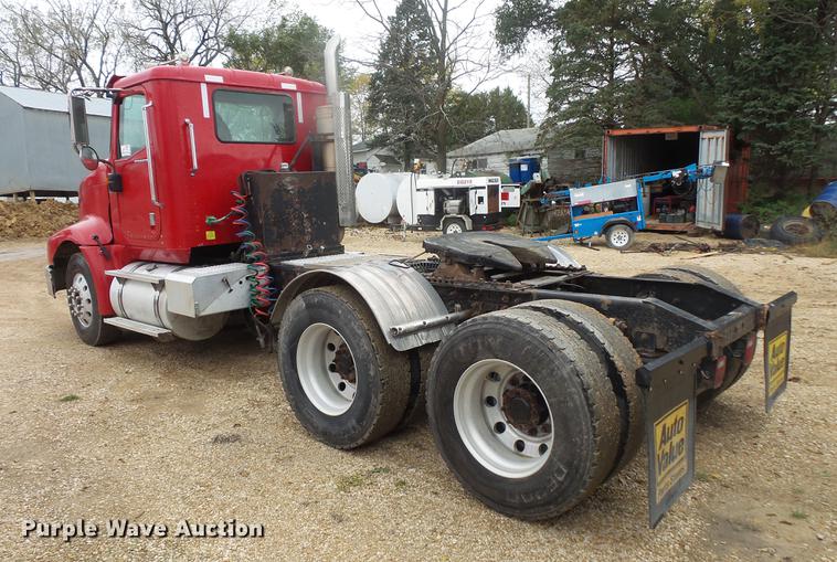 image for item DB8103 2006 International 9400i semi truck