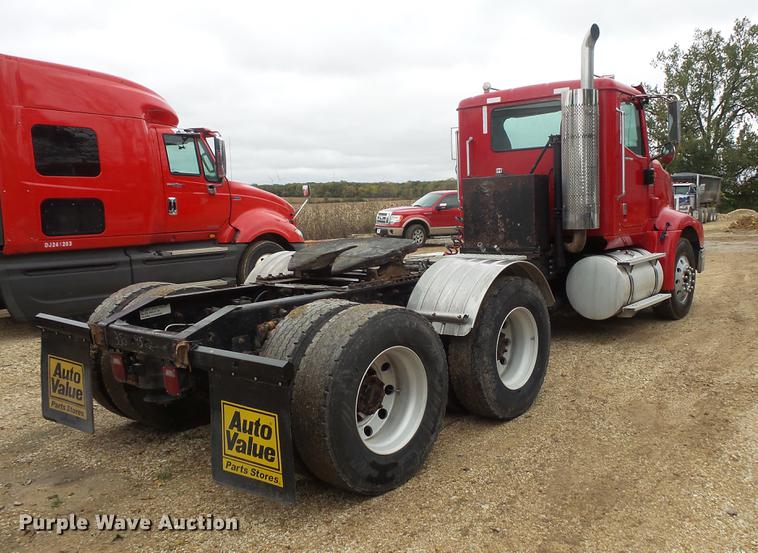 image for item DB8103 2006 International 9400i semi truck