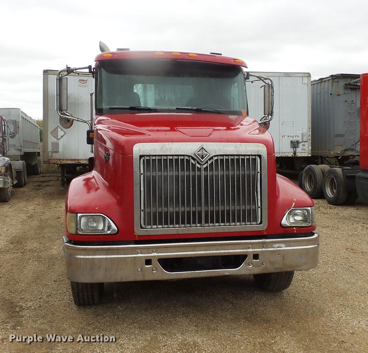 image for item DB8103 2006 International 9400i semi truck