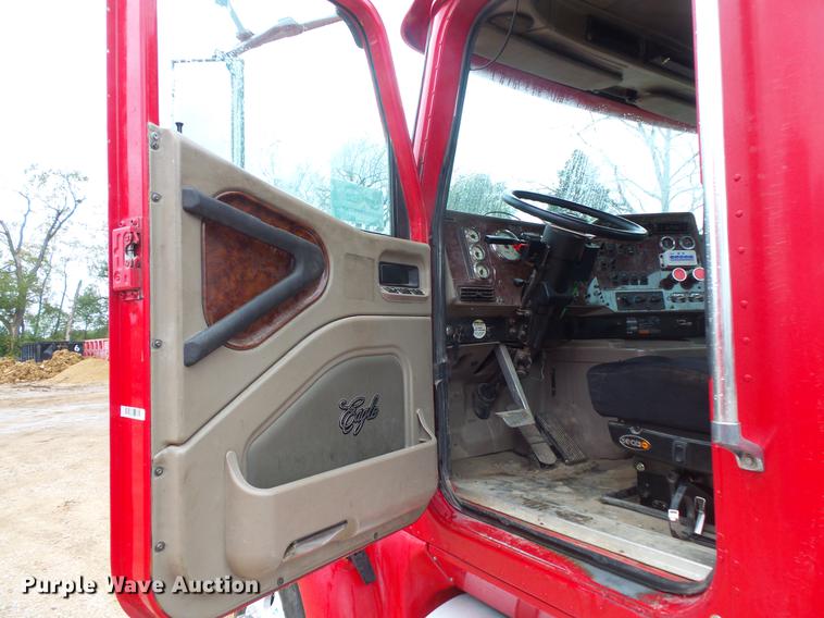 image for item DB8103 2006 International 9400i semi truck