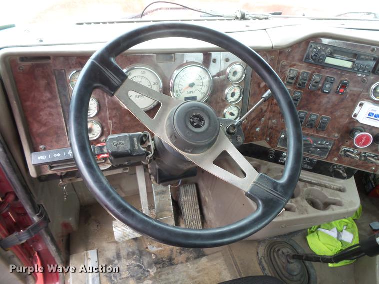 image for item DB8103 2006 International 9400i semi truck