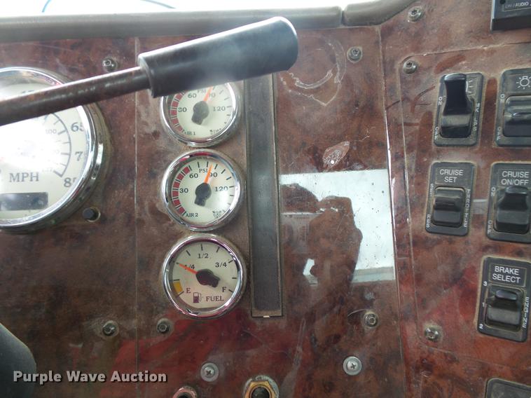 image for item DB8103 2006 International 9400i semi truck