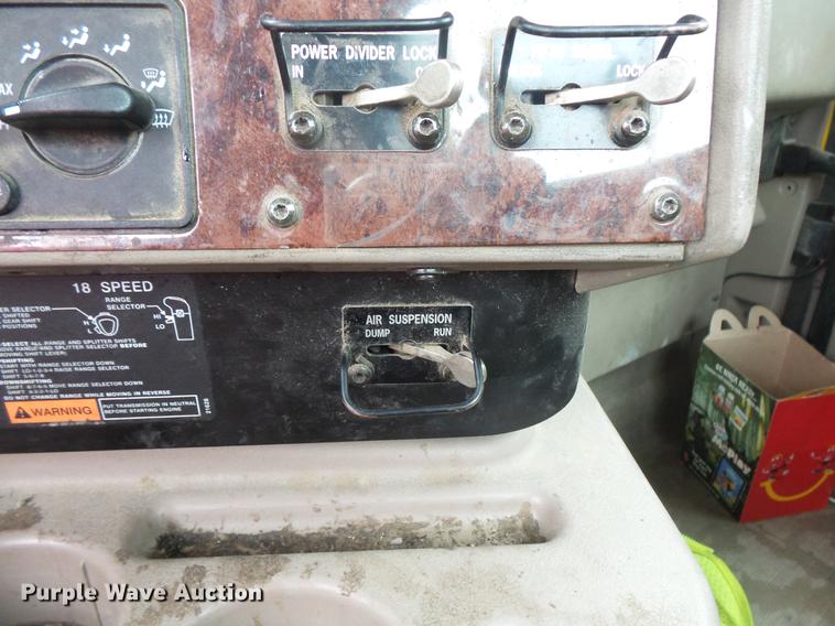 image for item DB8103 2006 International 9400i semi truck