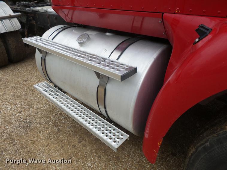 image for item DB8103 2006 International 9400i semi truck