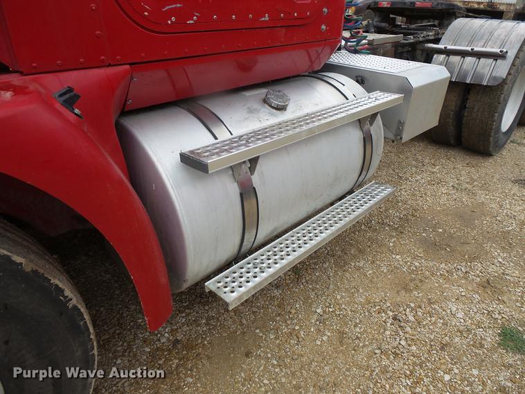 image for item DB8103 2006 International 9400i semi truck