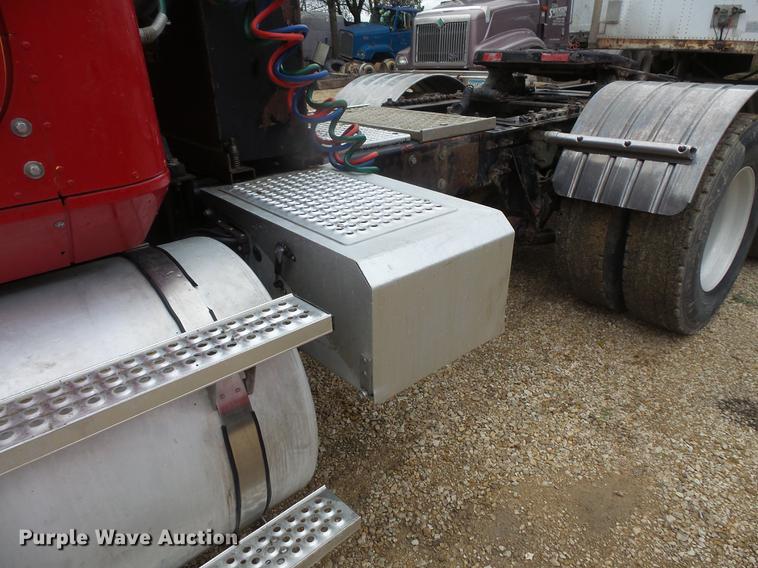 image for item DB8103 2006 International 9400i semi truck