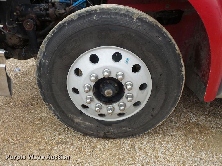 image for item DB8103 2006 International 9400i semi truck