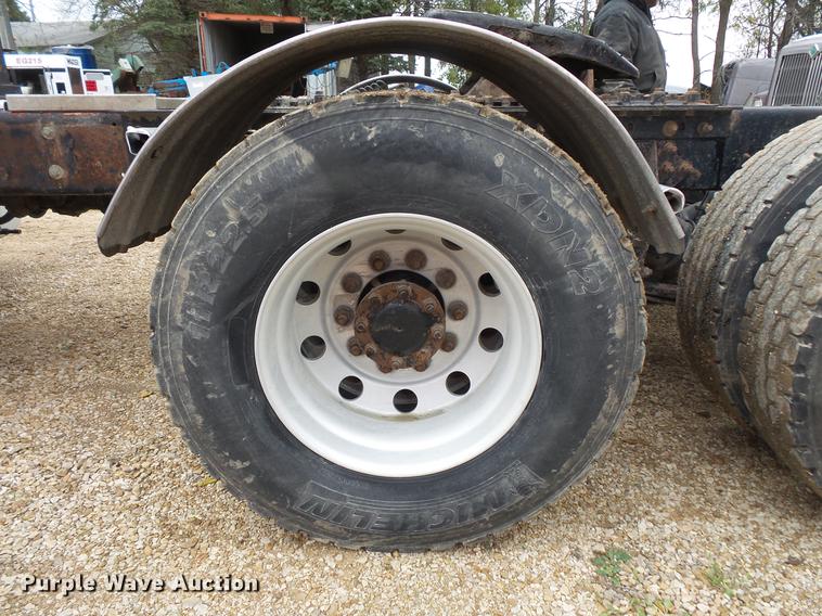 image for item DB8103 2006 International 9400i semi truck