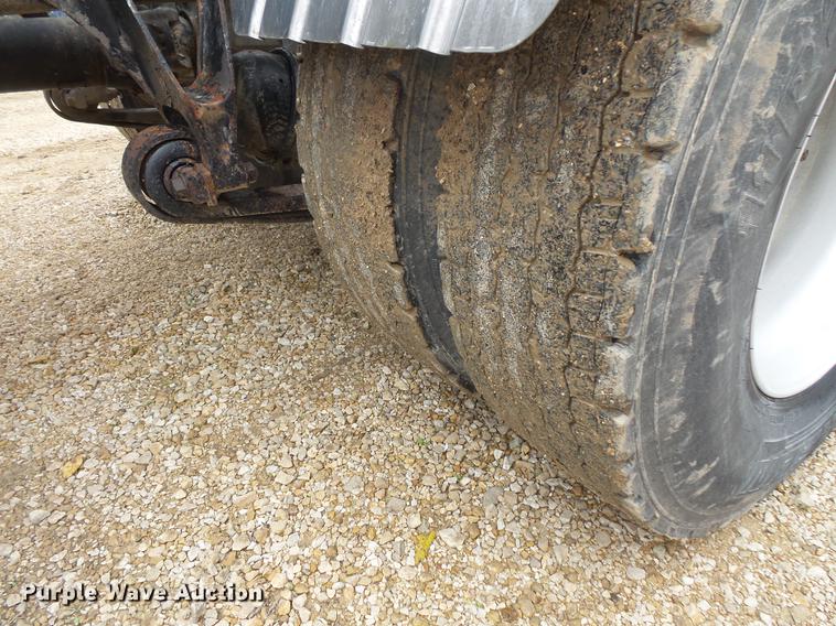 image for item DB8103 2006 International 9400i semi truck