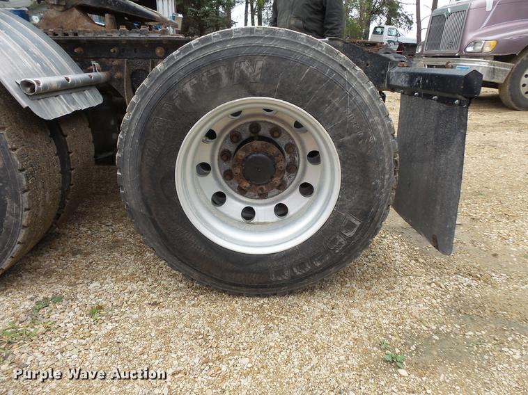 image for item DB8103 2006 International 9400i semi truck