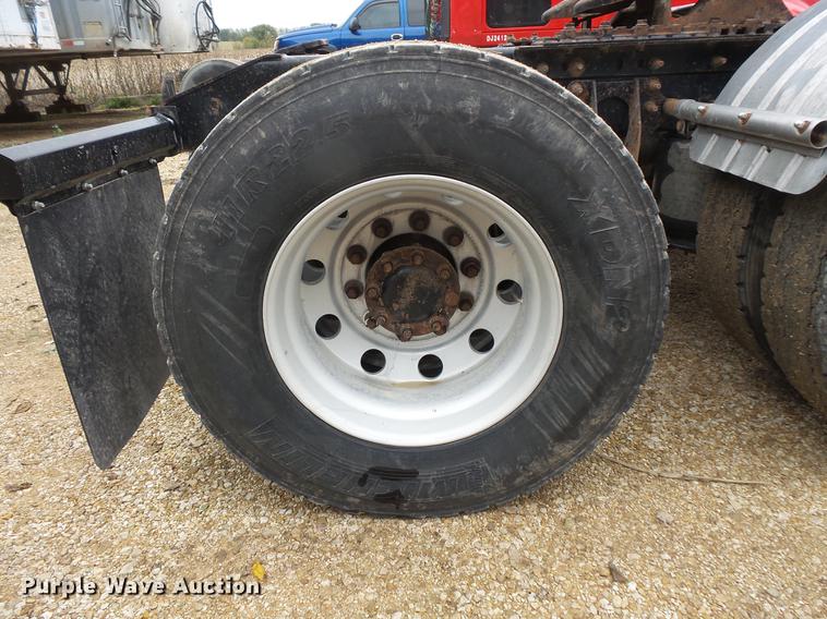 image for item DB8103 2006 International 9400i semi truck