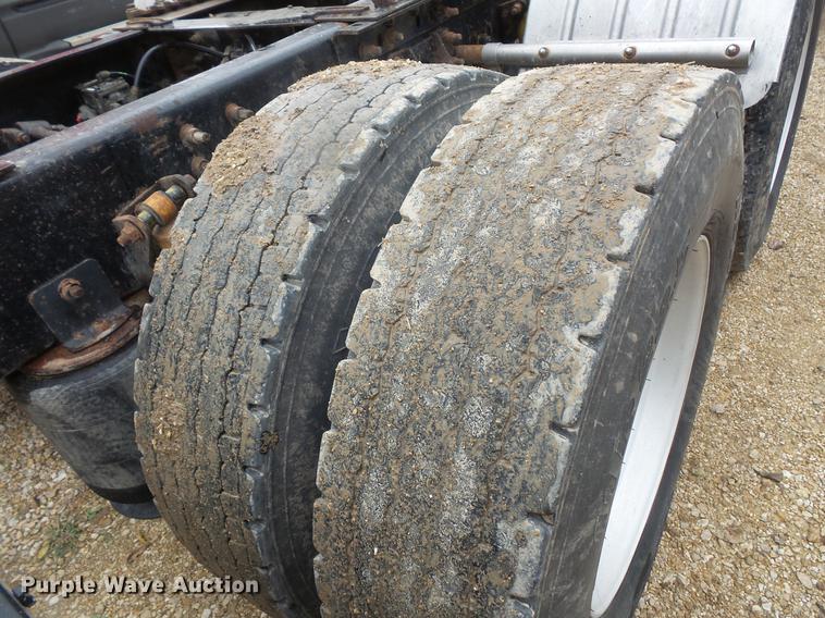 image for item DB8103 2006 International 9400i semi truck