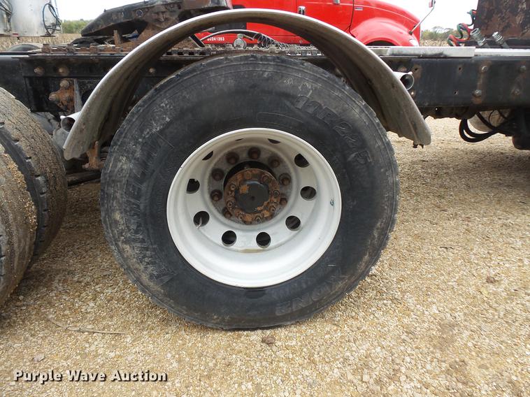 image for item DB8103 2006 International 9400i semi truck