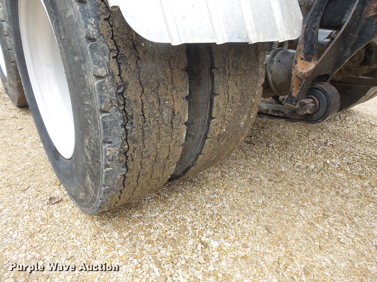 image for item DB8103 2006 International 9400i semi truck