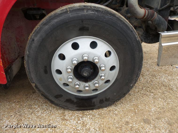 image for item DB8103 2006 International 9400i semi truck