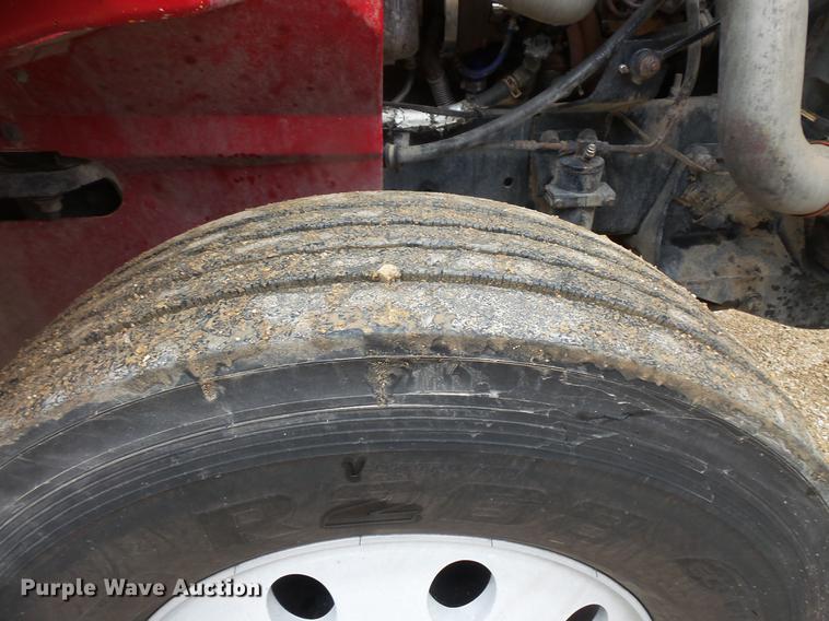 image for item DB8103 2006 International 9400i semi truck