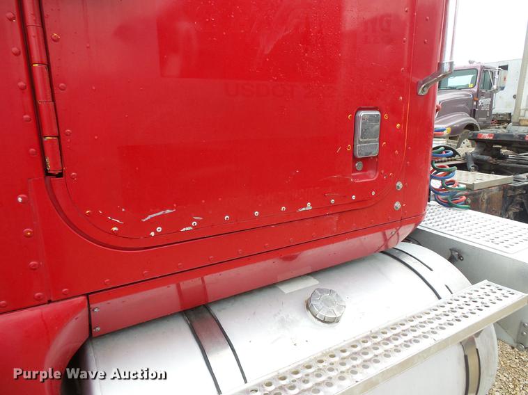 image for item DB8103 2006 International 9400i semi truck