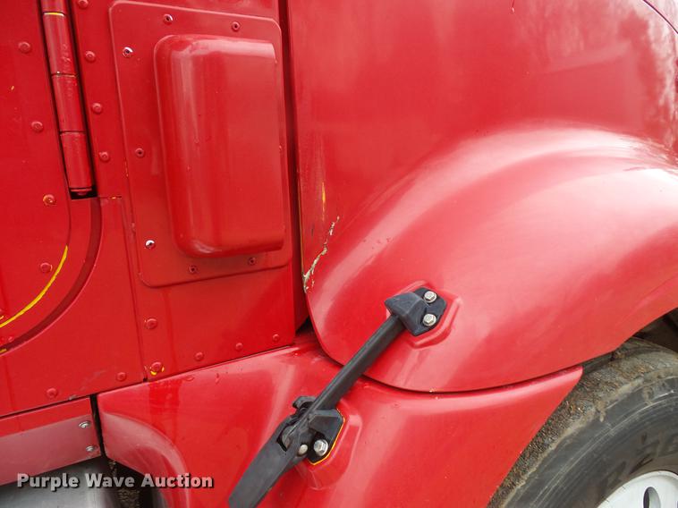 image for item DB8103 2006 International 9400i semi truck