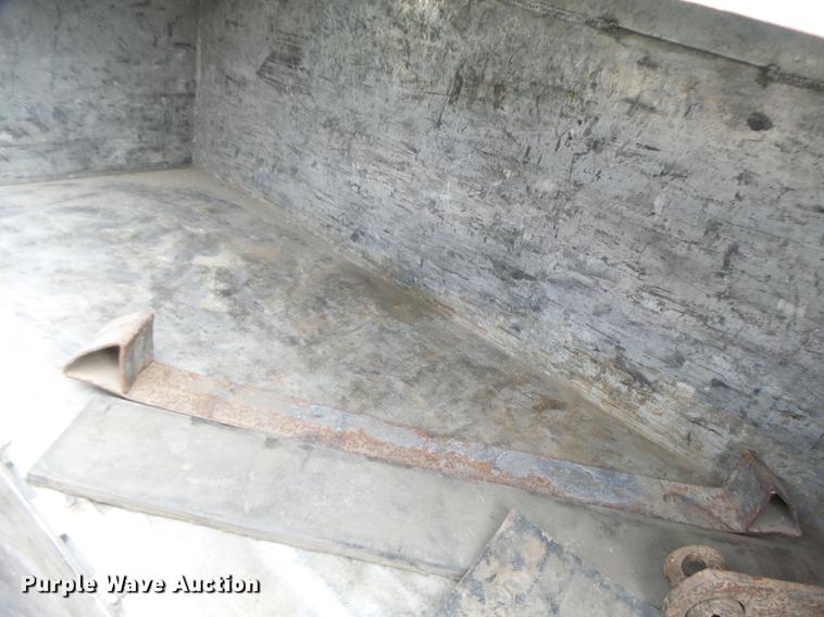 image for item DB9997 1990 East flatbed trailer