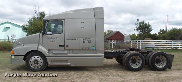image for item DC3800 1998 Volvo VNL64T semi truck