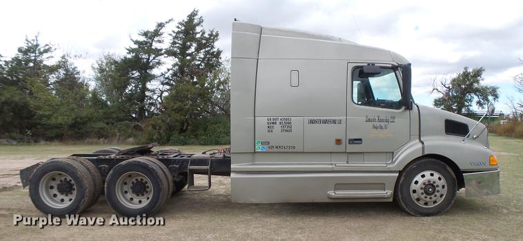 image for item DC3800 1998 Volvo VNL64T semi truck
