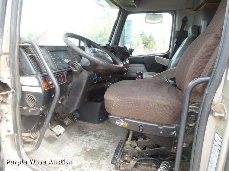 image for item DC3800 1998 Volvo VNL64T semi truck