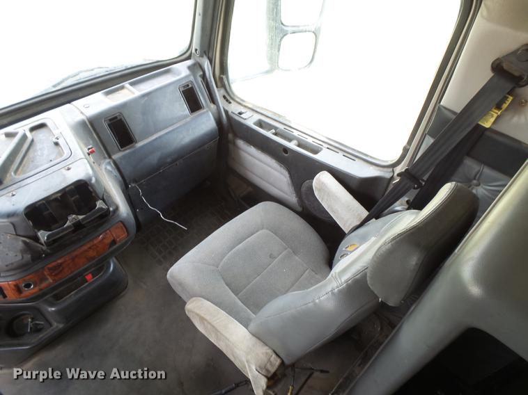 image for item DC3800 1998 Volvo VNL64T semi truck