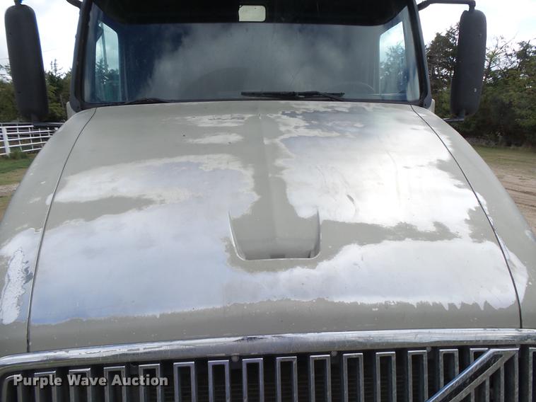 image for item DC3800 1998 Volvo VNL64T semi truck