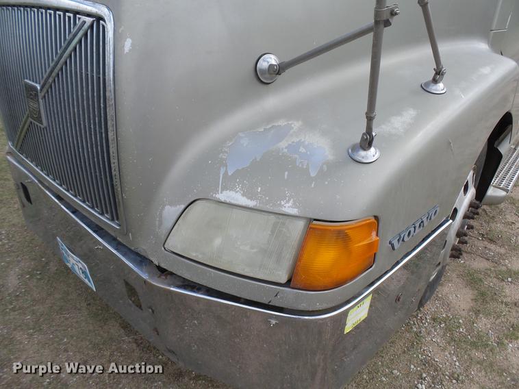 image for item DC3800 1998 Volvo VNL64T semi truck