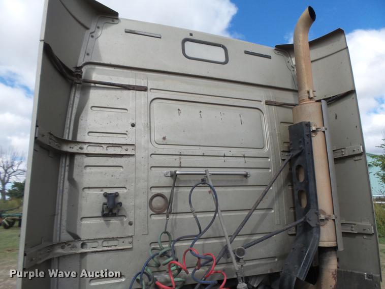 image for item DC3800 1998 Volvo VNL64T semi truck