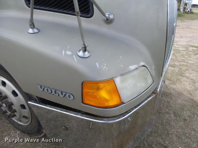 image for item DC3800 1998 Volvo VNL64T semi truck