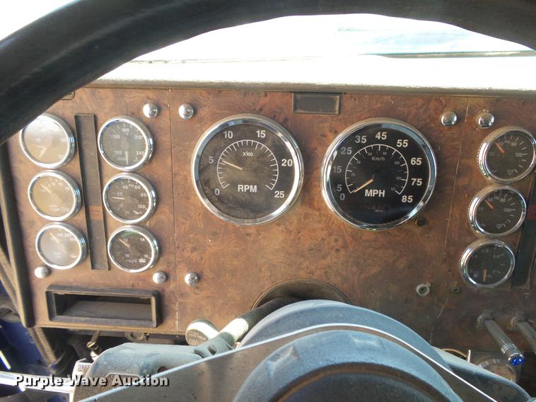 image for item DC3852 1997 International 9300 semi truck