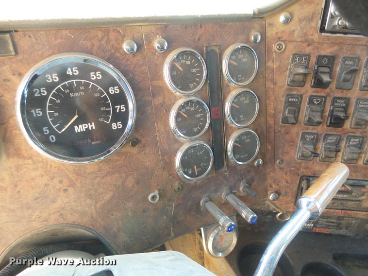 image for item DC3852 1997 International 9300 semi truck