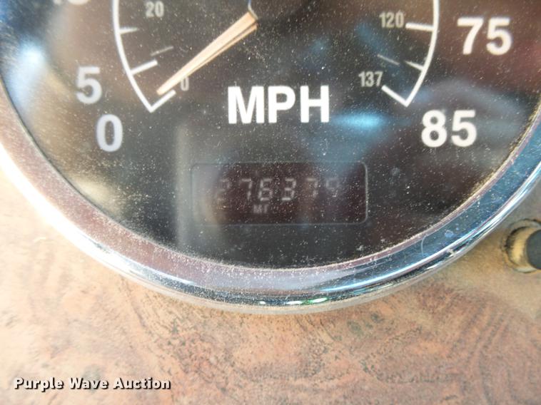 image for item DC3852 1997 International 9300 semi truck