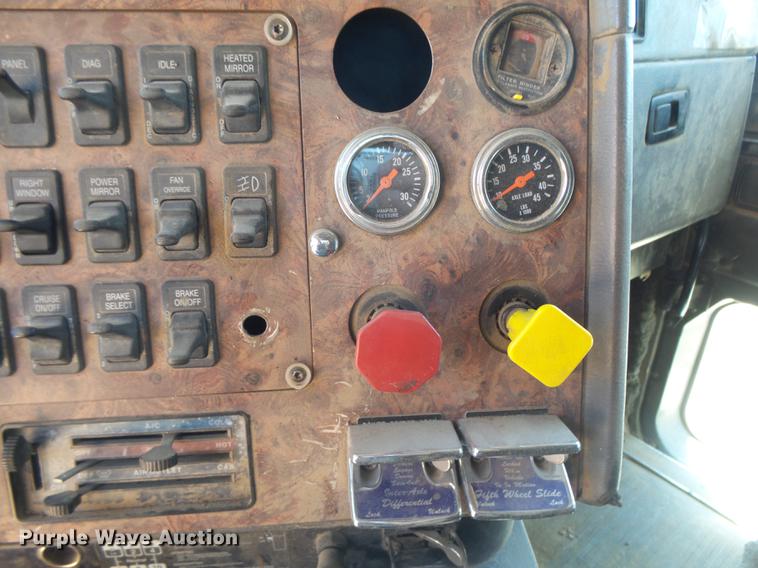 image for item DC3852 1997 International 9300 semi truck