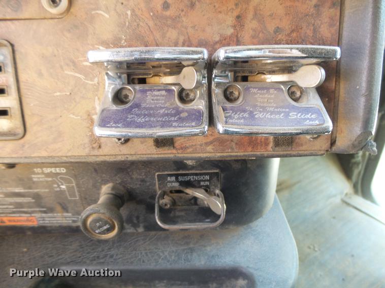 image for item DC3852 1997 International 9300 semi truck