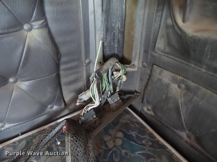 image for item DC3852 1997 International 9300 semi truck