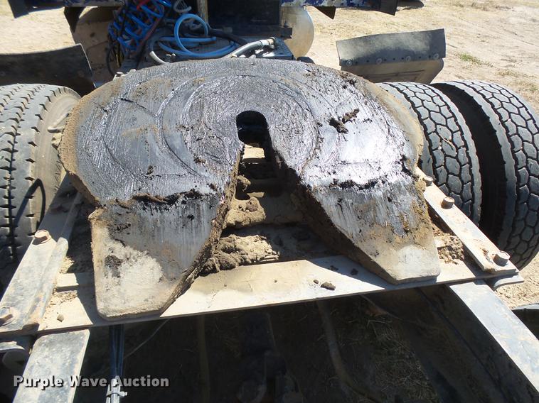 image for item DC3852 1997 International 9300 semi truck