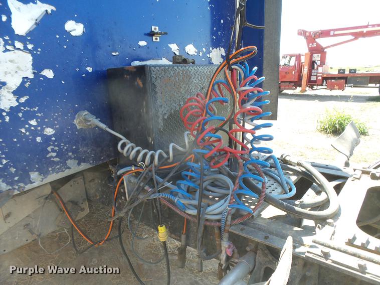 image for item DC3852 1997 International 9300 semi truck