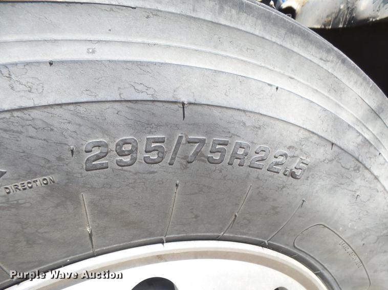 image for item DC3852 1997 International 9300 semi truck